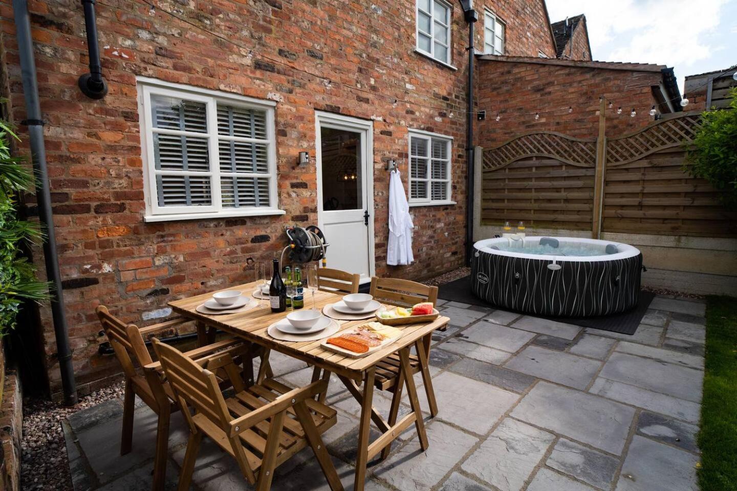 Stylish 2 Bedroom Cottage With Hot Tub And Parking Bewdley Luaran gambar