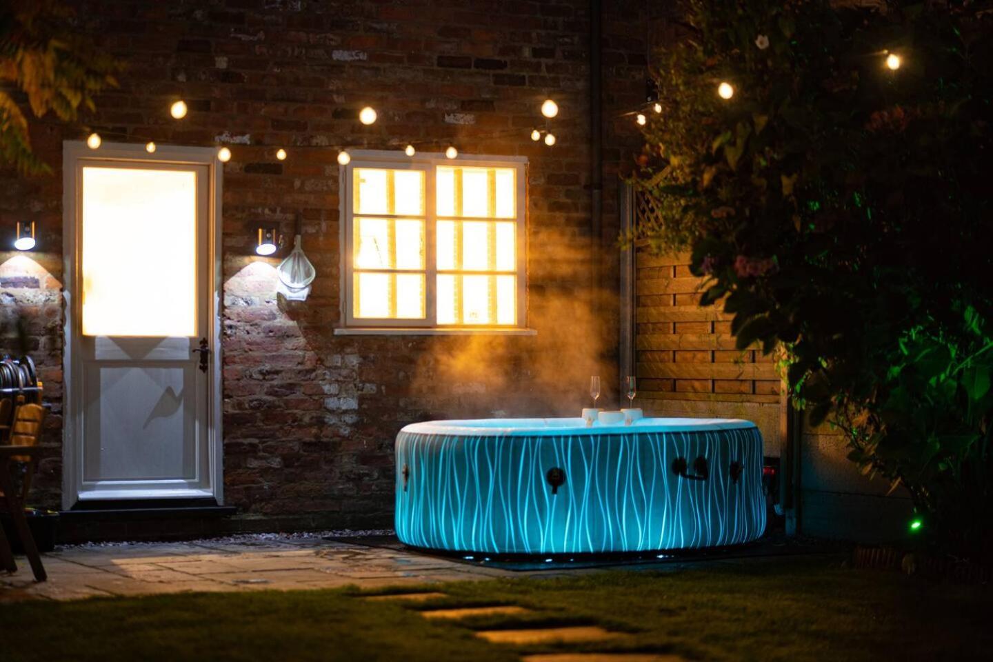 Stylish 2 Bedroom Cottage With Hot Tub And Parking Bewdley Luaran gambar