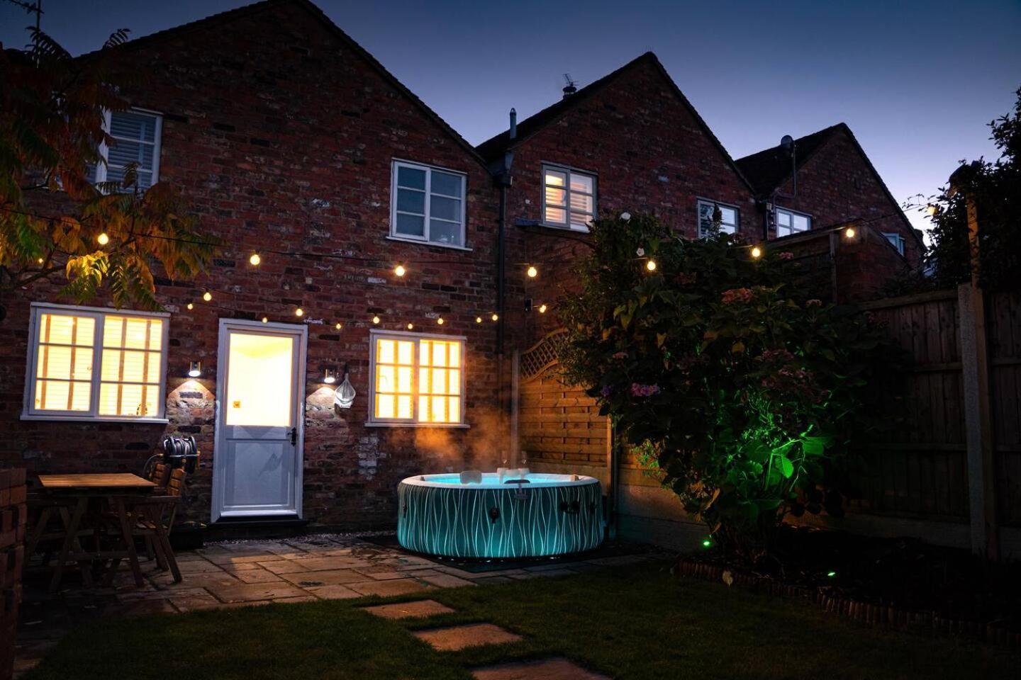 Stylish 2 Bedroom Cottage With Hot Tub And Parking Bewdley Luaran gambar