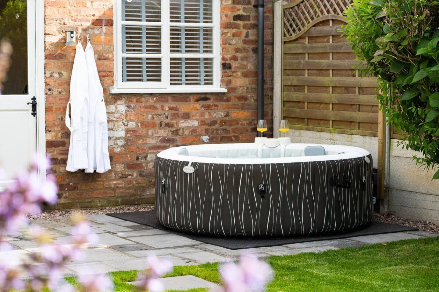 Stylish 2 Bedroom Cottage With Hot Tub And Parking Bewdley Luaran gambar