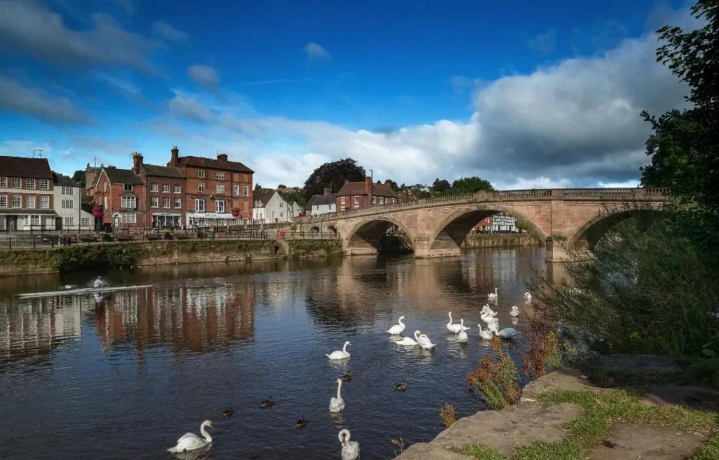 Stylish 2 Bedroom Cottage With Hot Tub And Parking Bewdley Luaran gambar