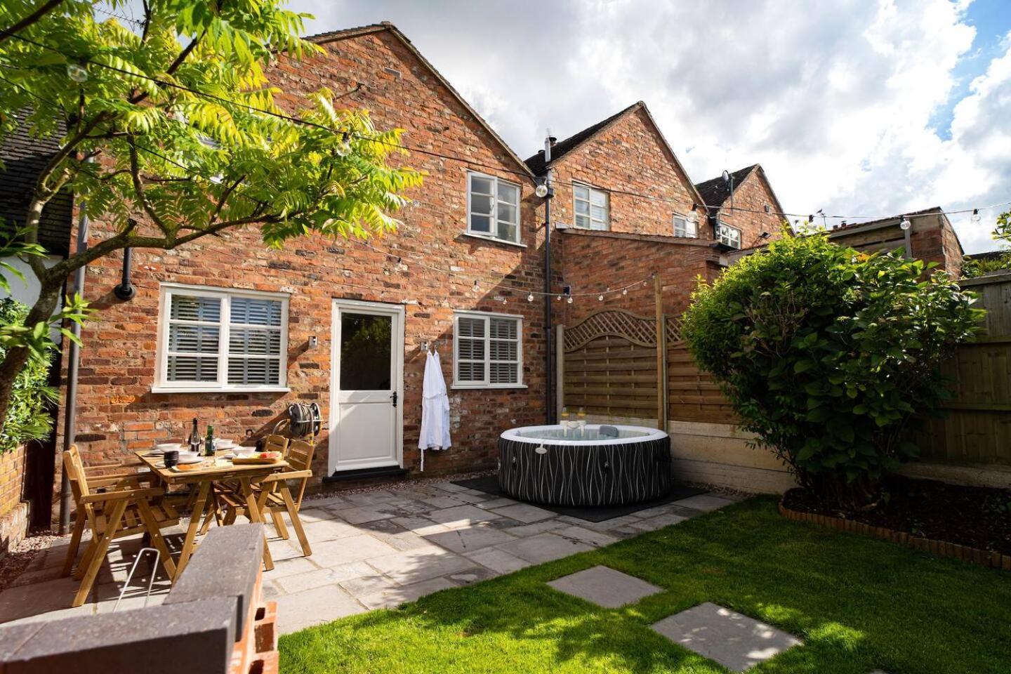 Stylish 2 Bedroom Cottage With Hot Tub And Parking Bewdley Luaran gambar